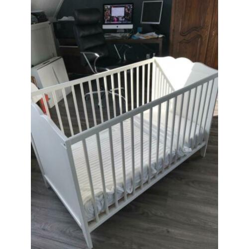 Kinderbedje met matras en hoeslaken en dekentje