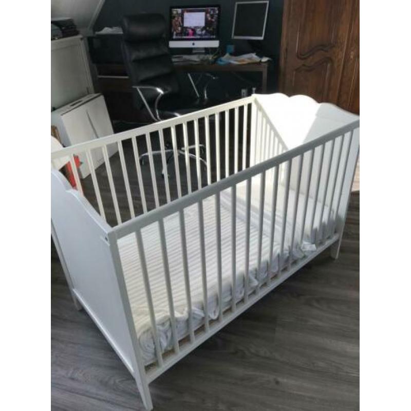 Kinderbedje met matras en hoeslaken en dekentje