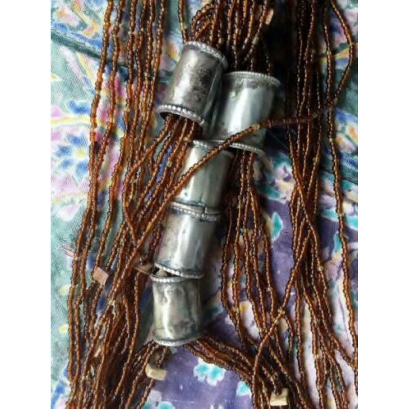 Ethiopische kralenketting met zilveren ornamenten en jaspis