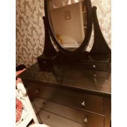 Hemnes ladekast met glasplaat en spiegel