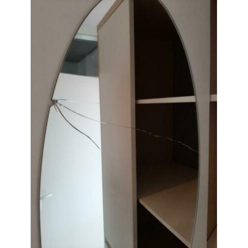 Kast 69cm breed en 188cm hoog..