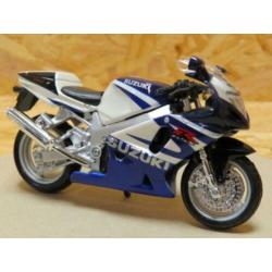 Suzuki GSX-R750 1:18 bburago bl/wt
