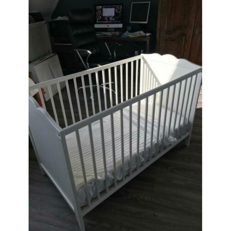Kinderbedje met matras en hoeslaken en dekentje