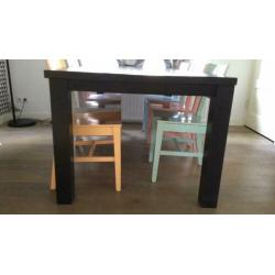Zwart gebeitste houten eettafel met 6 stoelen
