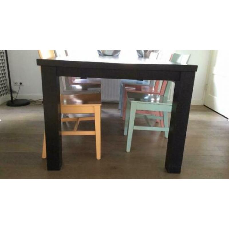 Zwart gebeitste houten eettafel met 6 stoelen