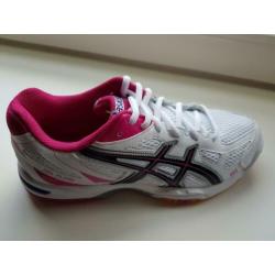 Dames sportschoenen Asics maat 37.5. NIEUW IN DOOS.