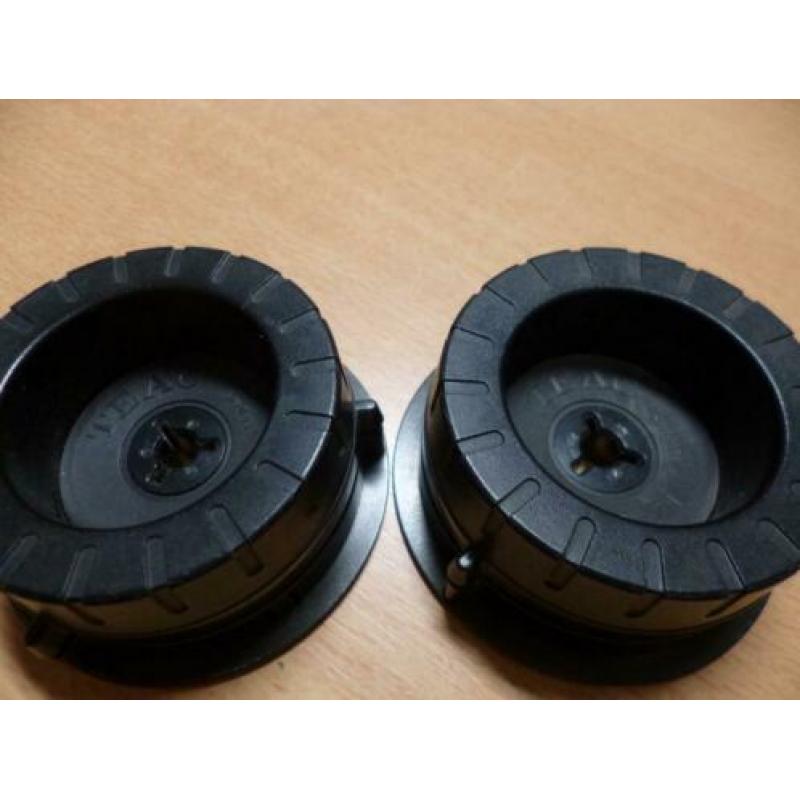 2 zwarte teac adapters