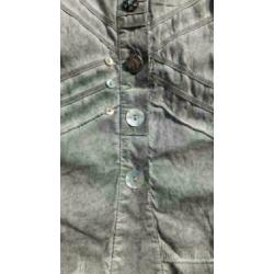 DISMERO prachtig getailleerde grijze blouse mt M