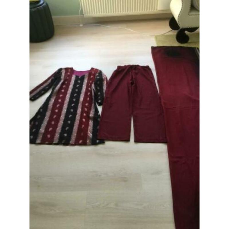 T.K Zijde kleding 1e 3 delig 2e 2 delig z.o.