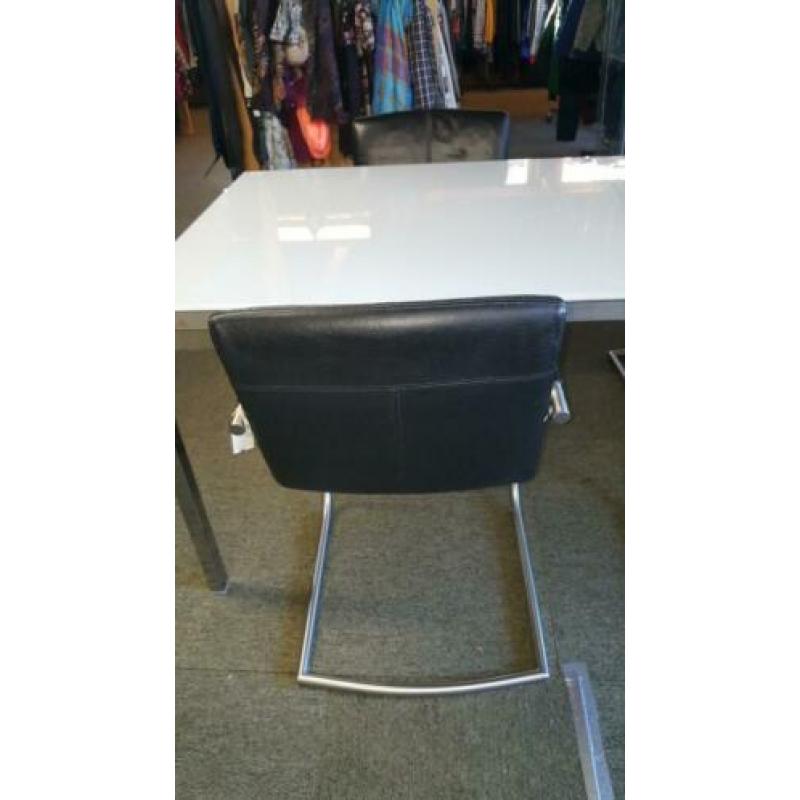 Tafel met wit glazen blad en RVS onderstel