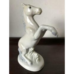 Pastel porselein steigerend paard beeldje 12 cm H