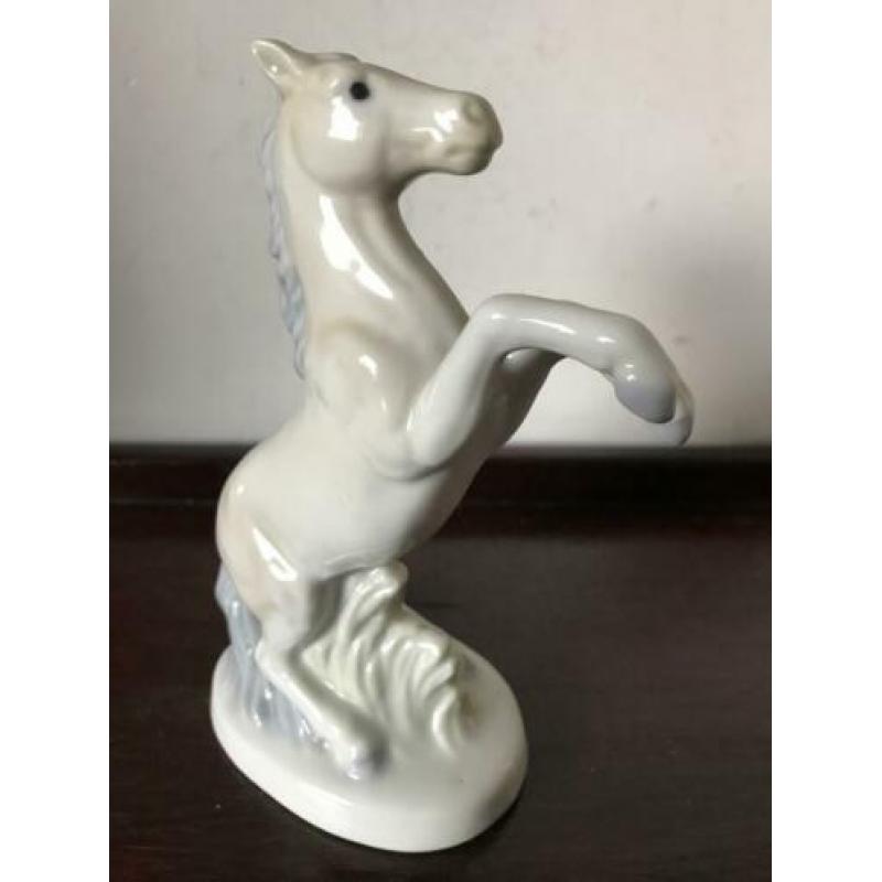 Pastel porselein steigerend paard beeldje 12 cm H