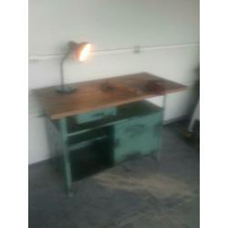 Werkbank met bankschroef en vintage lamp