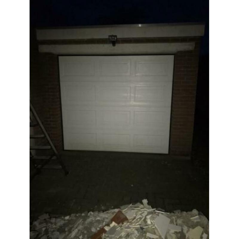 Te koop nette garagedeur elektrisch bediend