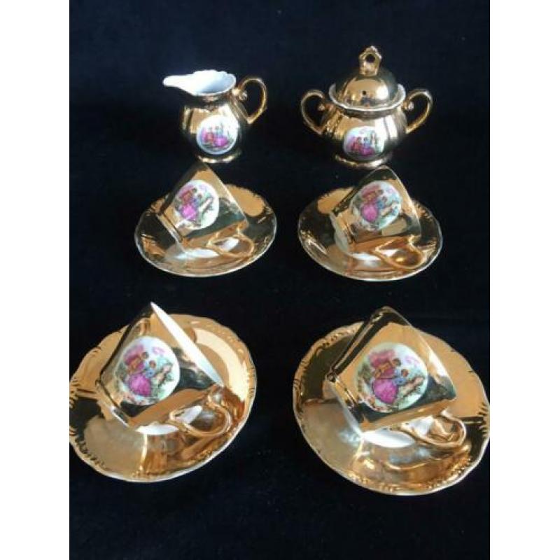 4 mokka kopjes , roomkannetje en suikerpotje
