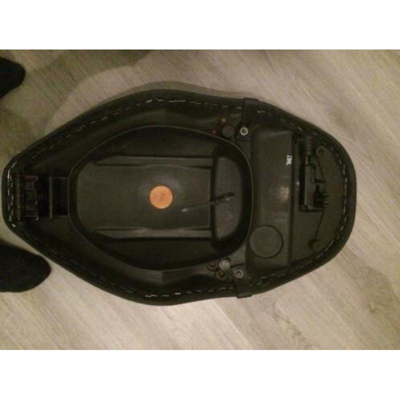 Piaggio zip 2000 orgineel zwart zadel en burberry zadel !!!!