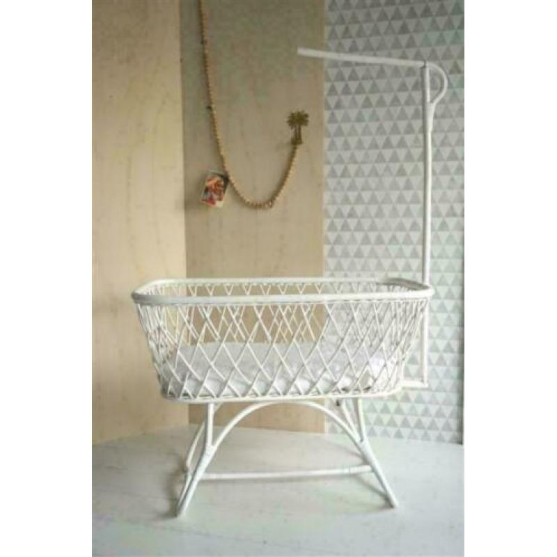 Witte rotan wieg