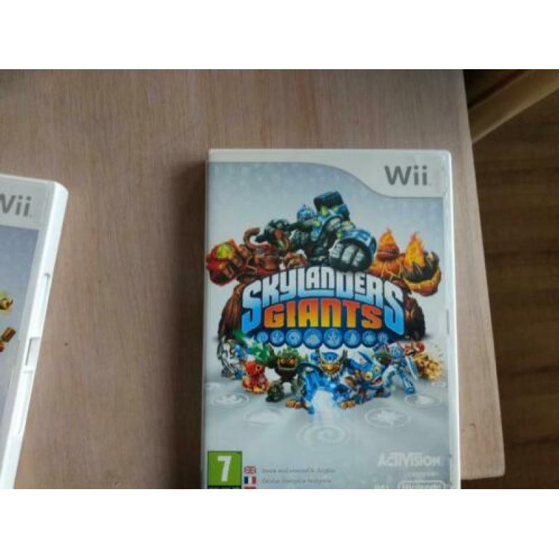 32 Skylanders met 2x powerportal en 2x spel (Wii)