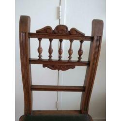 4 Brocante eikenhouten stoelen met sierlijke rugleuning.