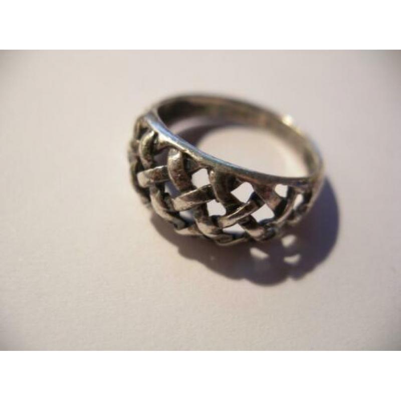 Een mooie Oude Gevlochten Zilveren Ring