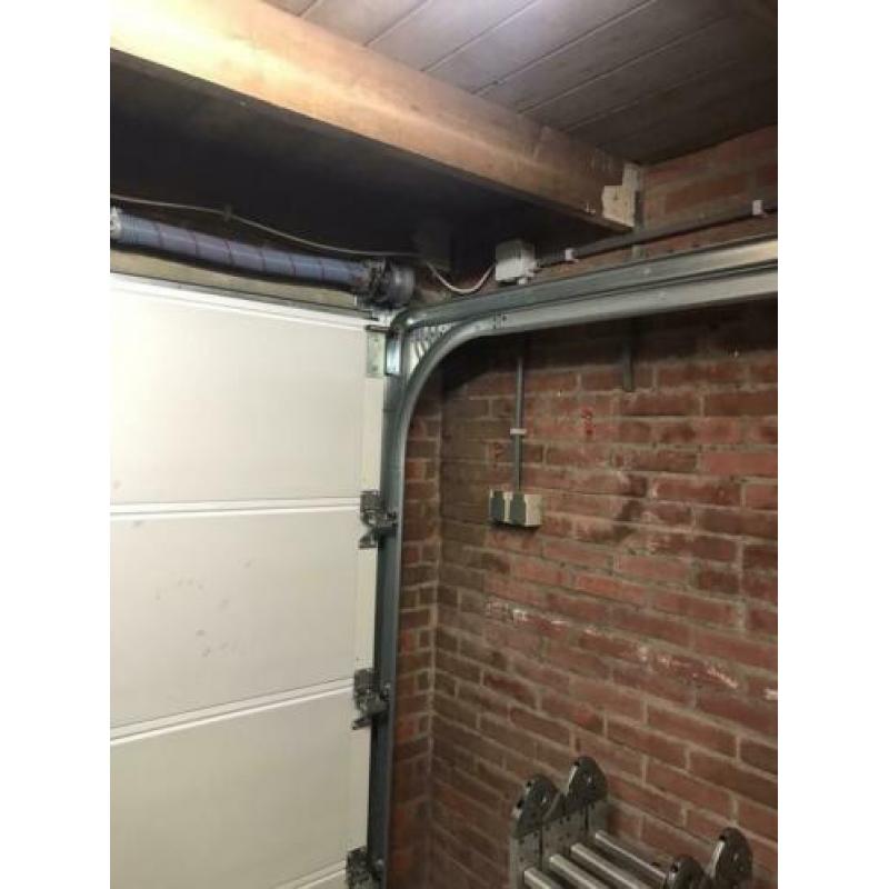 Te koop nette garagedeur elektrisch bediend