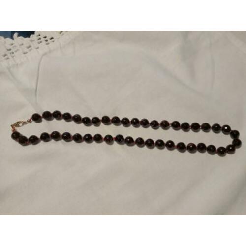 Ketting met granaat steentjes en 14k gouden slot