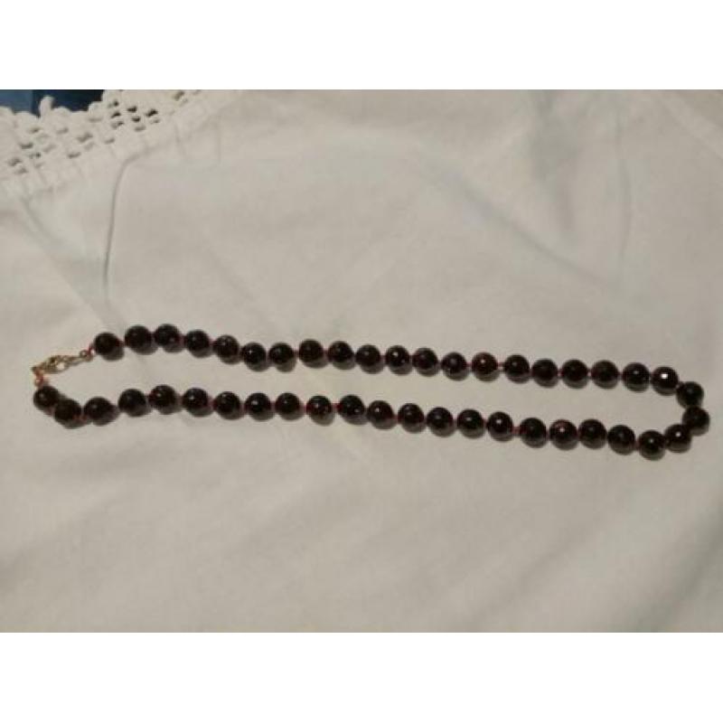 Ketting met granaat steentjes en 14k gouden slot