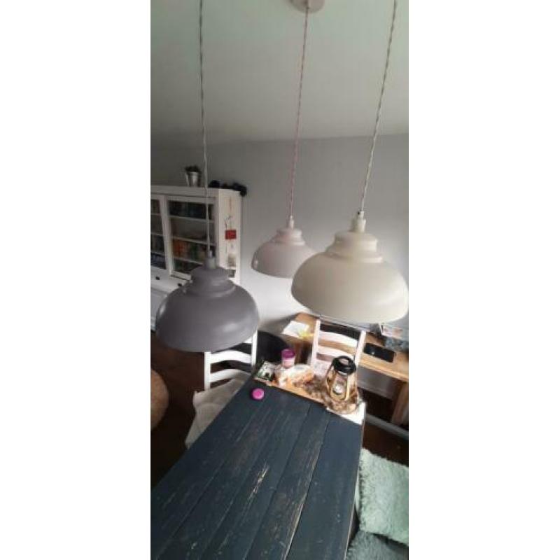 3 hanglampen, roze, gebroken wit en grijs