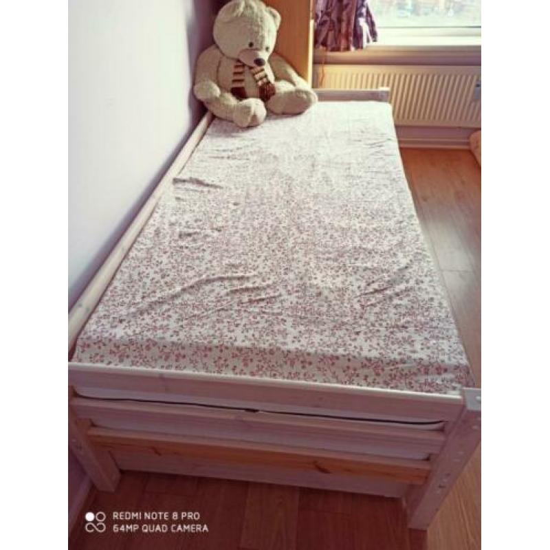 Bed bank -Tiener bed- Een persons bed met onderscuif bed