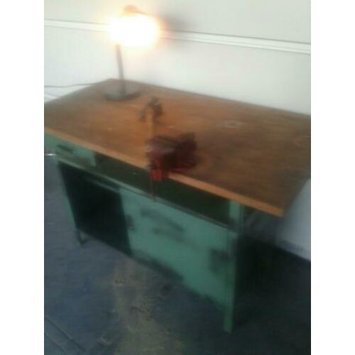 Werkbank met bankschroef en vintage lamp