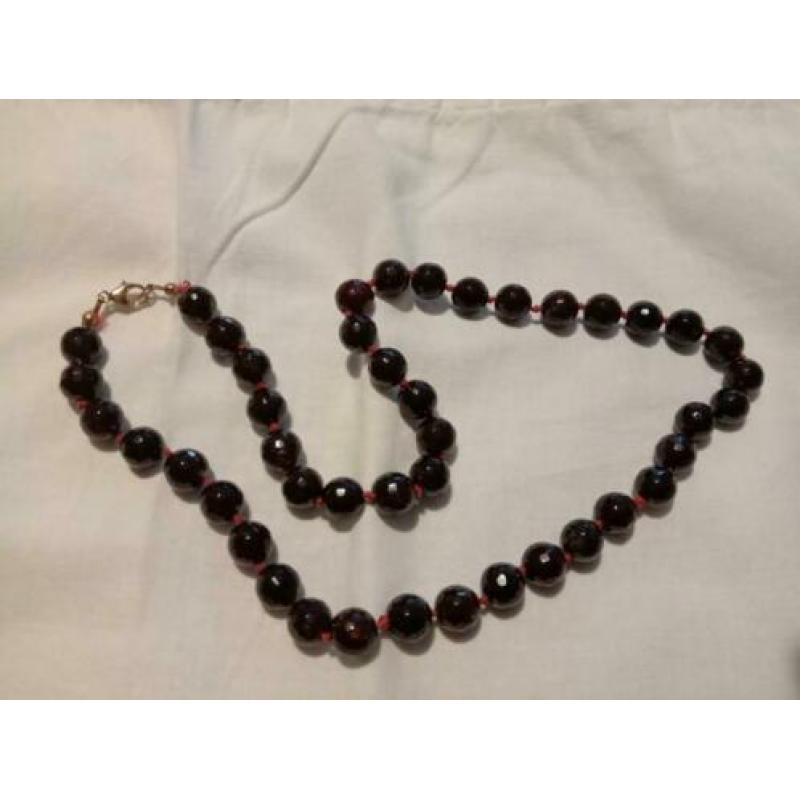 Ketting met granaat steentjes en 14k gouden slot