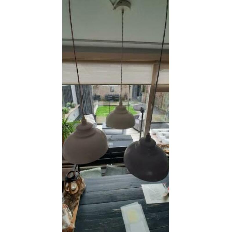 3 hanglampen, roze, gebroken wit en grijs