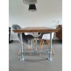Steigerhouten eettafel met een lichte white wash.
