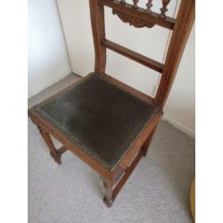 4 Brocante eikenhouten stoelen met sierlijke rugleuning.