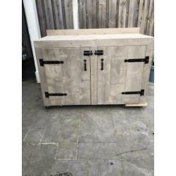 Steigerhouten wastafel