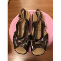 Bruin/bronzen sandalen maat 37