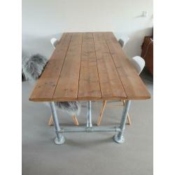 Steigerhouten eettafel met een lichte white wash.