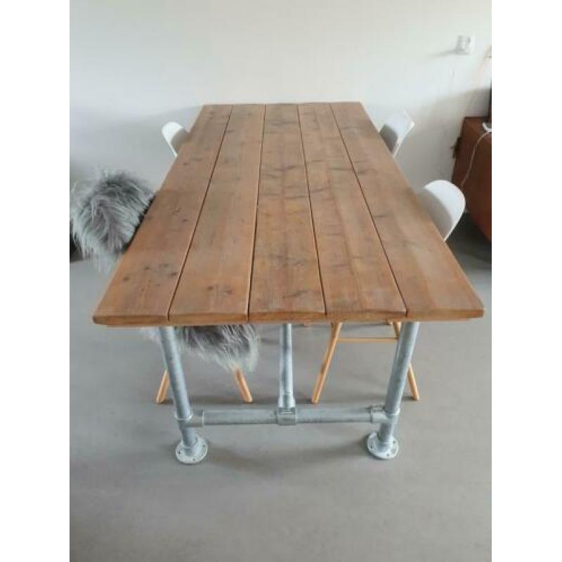 Steigerhouten eettafel met een lichte white wash.