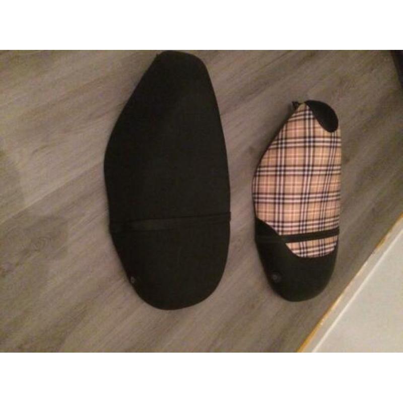 Piaggio zip 2000 orgineel zwart zadel en burberry zadel !!!!