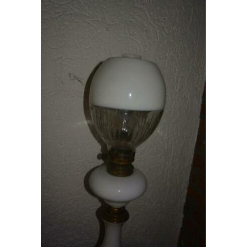 antieke staande petroleumlamp