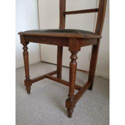 4 Brocante eikenhouten stoelen met sierlijke rugleuning.