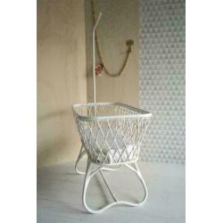 Witte rotan wieg