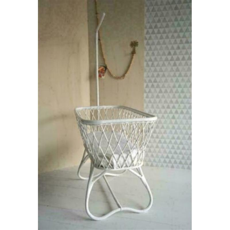 Witte rotan wieg