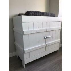Stoere witte houten babykamer van het merk Holland.