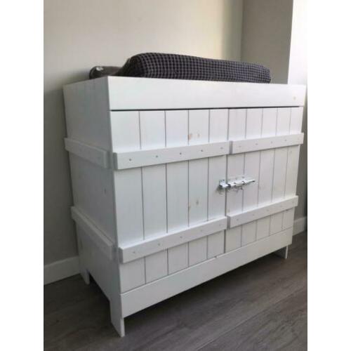 Stoere witte houten babykamer van het merk Holland.