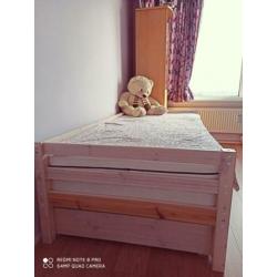 Bed bank -Tiener bed- Een persons bed met onderscuif bed