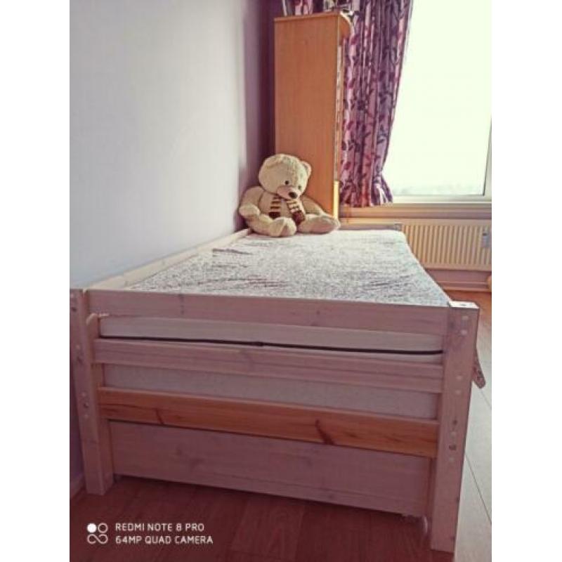 Bed bank -Tiener bed- Een persons bed met onderscuif bed