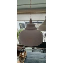 3 hanglampen, roze, gebroken wit en grijs