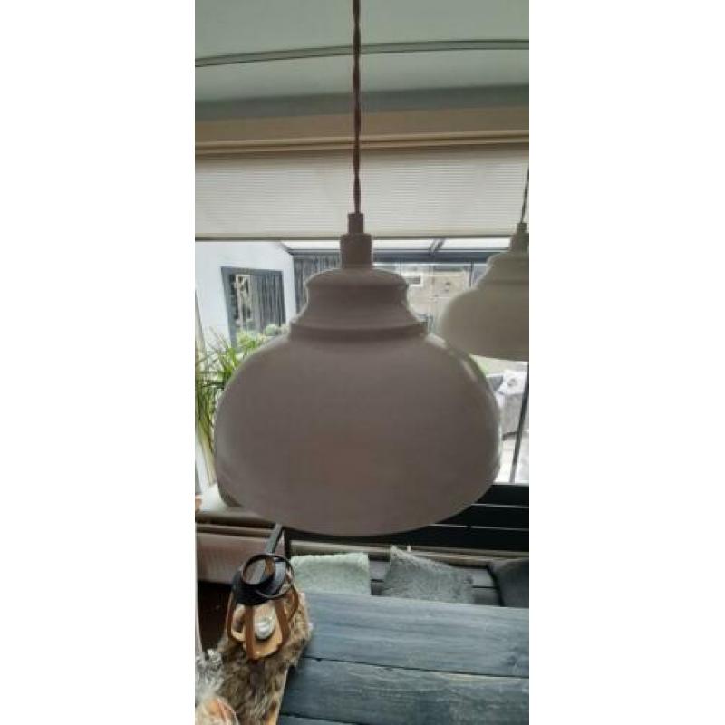 3 hanglampen, roze, gebroken wit en grijs