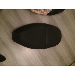 Piaggio zip 2000 orgineel zwart zadel en burberry zadel !!!!